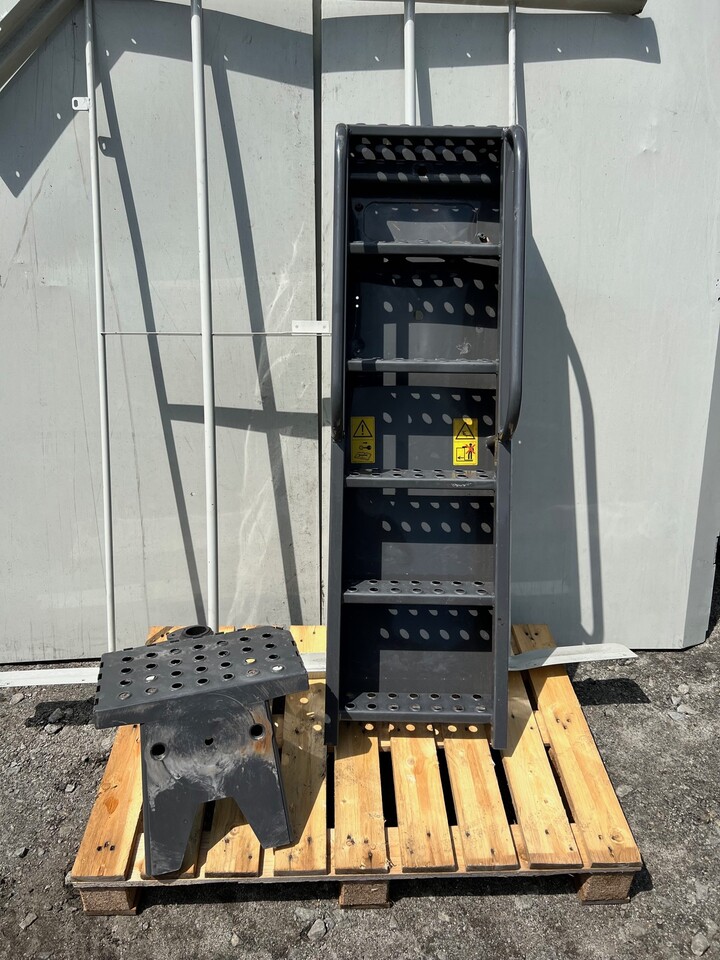 Claas Trion Dżwigar drabinki 0027017446 - Marchepied pour Machine agricole: photos 1 Claas Trion Dżwigar drabinki 0027017446 - Marchepied pour Machine agricole: photos 1