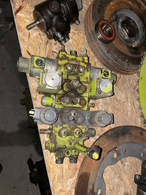 Claas mega dominator rozdzielacz hydrauliczny sekcja - Valve hydraulique pour Machine agricole: photos 3 Claas mega dominator rozdzielacz hydrauliczny sekcja - Valve hydraulique pour Machine agricole: photos 3