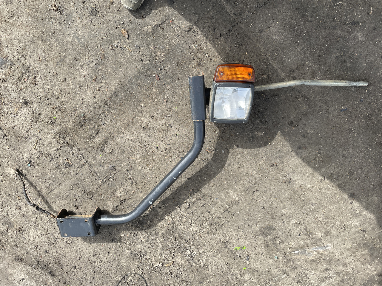 Deuzt-Fahr Agrovector 30.7 - lampy przednie reflektor - Feu avant pour Machine agricole: photos 2 Deuzt-Fahr Agrovector 30.7 - lampy przednie reflektor - Feu avant pour Machine agricole: photos 2