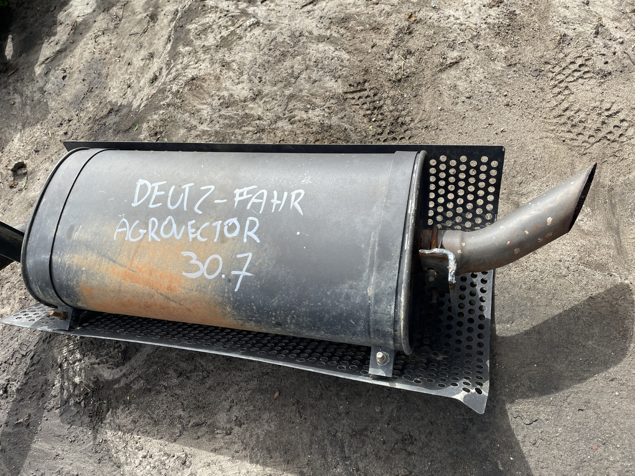 Deuzt-Fahr Agrovector 30.7 - tłumik tłumnik końćowy - Silencieux pour Machine agricole: photos 2 Deuzt-Fahr Agrovector 30.7 - tłumik tłumnik końćowy - Silencieux pour Machine agricole: photos 2