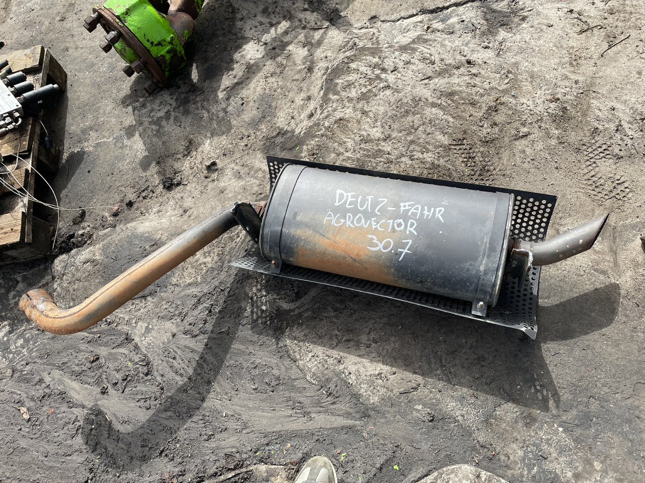 Deuzt-Fahr Agrovector 30.7 - tłumik tłumnik końćowy - Silencieux pour Machine agricole: photos 1 Deuzt-Fahr Agrovector 30.7 - tłumik tłumnik końćowy - Silencieux pour Machine agricole: photos 1