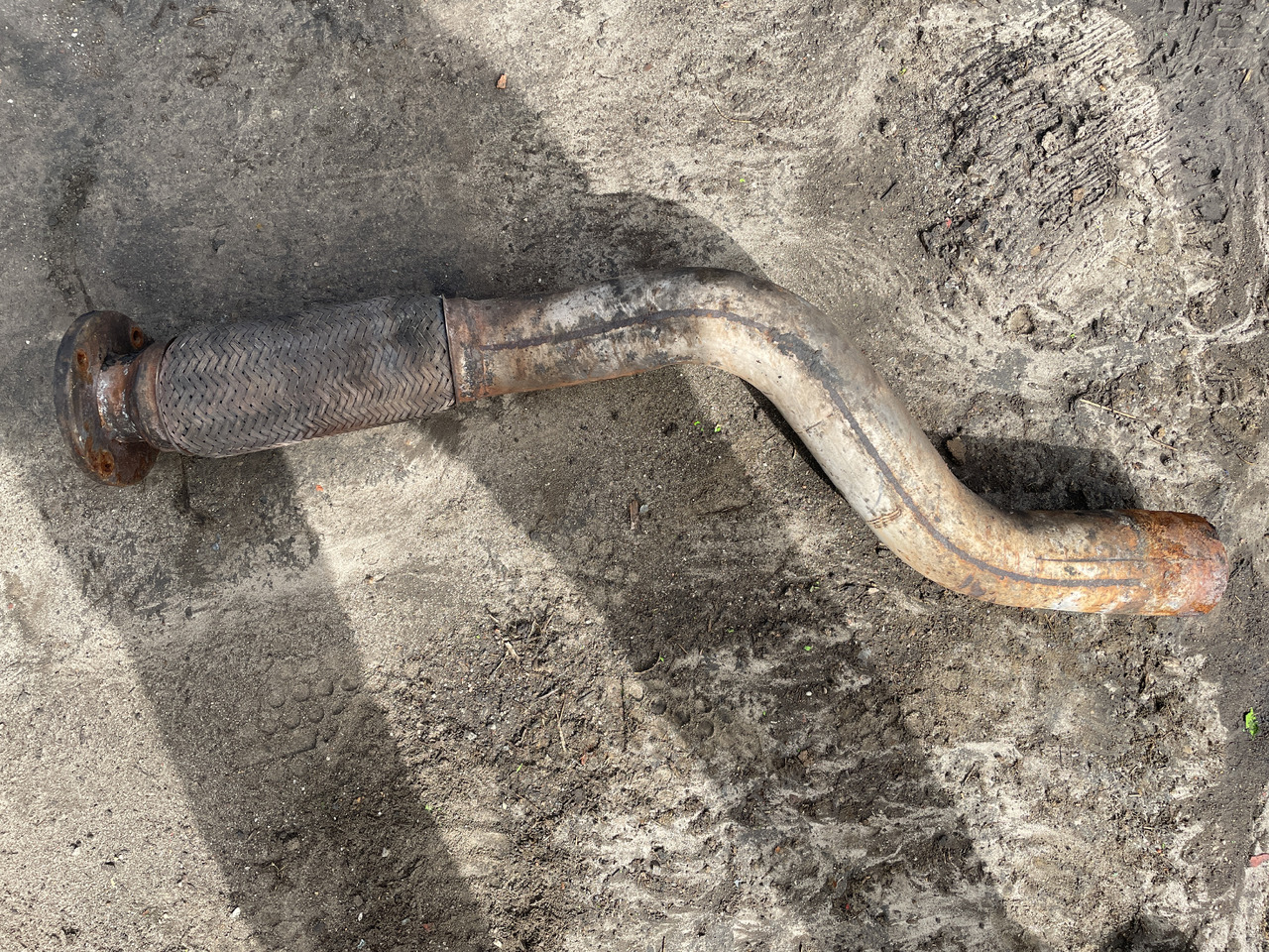 Deuzt-Fahr Agrovector 30.7 - tłumik tłumnik środkowy rura wydechowa - Tube d'echappement pour Chariot télescopique: photos 1 Deuzt-Fahr Agrovector 30.7 - tłumik tłumnik środkowy rura wydechowa - Tube d'echappement pour Chariot télescopique: photos 1