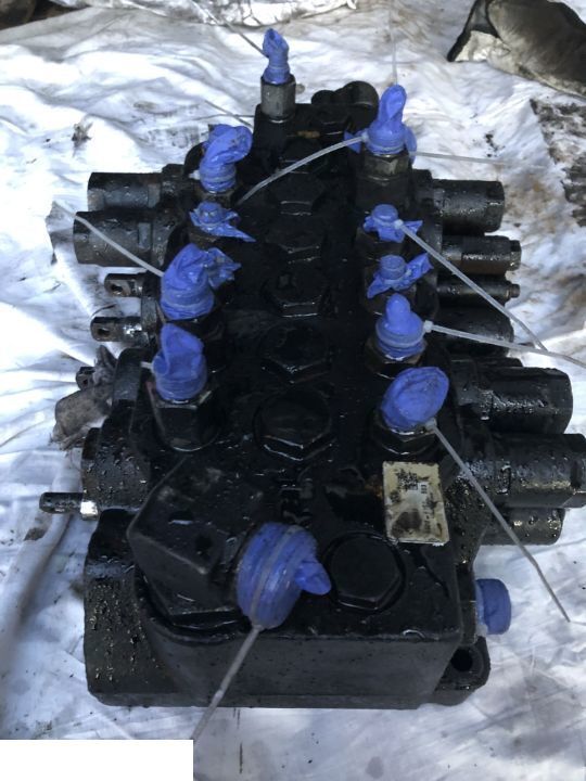 JCB 4CX - Rozdzielacz / Dzielnik Strumienia - Valve hydraulique pour Tractopelle: photos 4 JCB 4CX - Rozdzielacz / Dzielnik Strumienia - Valve hydraulique pour Tractopelle: photos 4