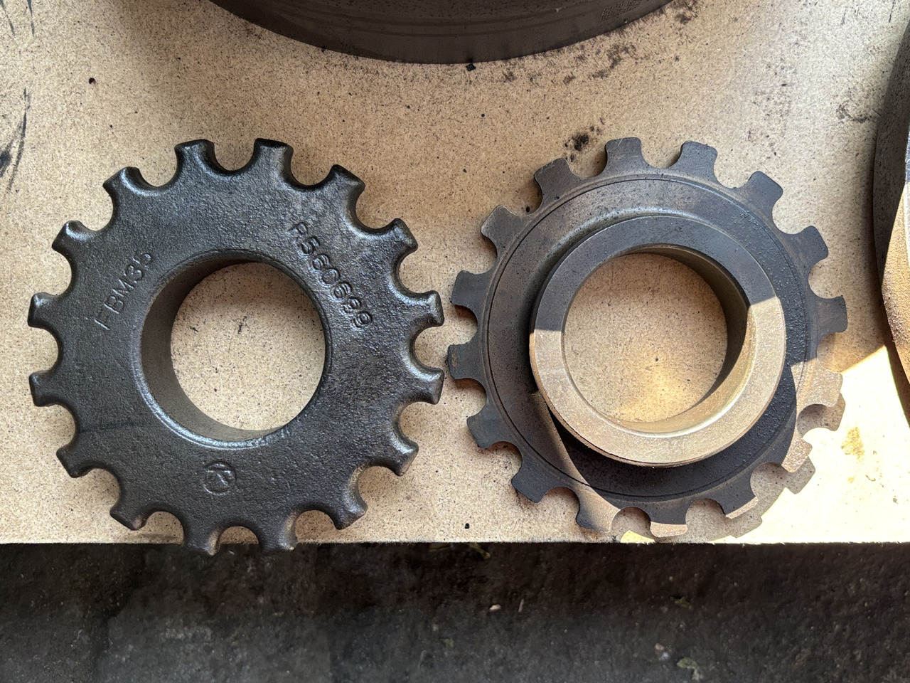 JOHN DEERE 7RXX 7R 330 7R330 Nakrętka J560689 - Pièces de frein pour Machine agricole: photos 1 JOHN DEERE 7RXX 7R 330 7R330 Nakrętka J560689 - Pièces de frein pour Machine agricole: photos 1