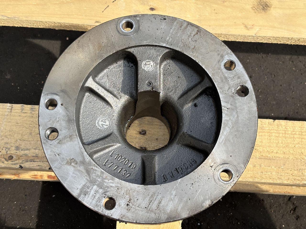 John Deere 6630 Obudowa łożyska L77137 L102019 - Pièces de train de roulement pour Machine agricole: photos 1 John Deere 6630 Obudowa łożyska L77137 L102019 - Pièces de train de roulement pour Machine agricole: photos 1