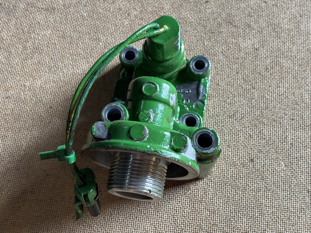 John Deere 6910 Korpus filtra oleju z Przełącznikiem ciśnienia R95850 RE212878 - Filtre à huile pour Tracteur agricole: photos 1 John Deere 6910 Korpus filtra oleju z Przełącznikiem ciśnienia R95850 RE212878 - Filtre à huile pour Tracteur agricole: photos 1