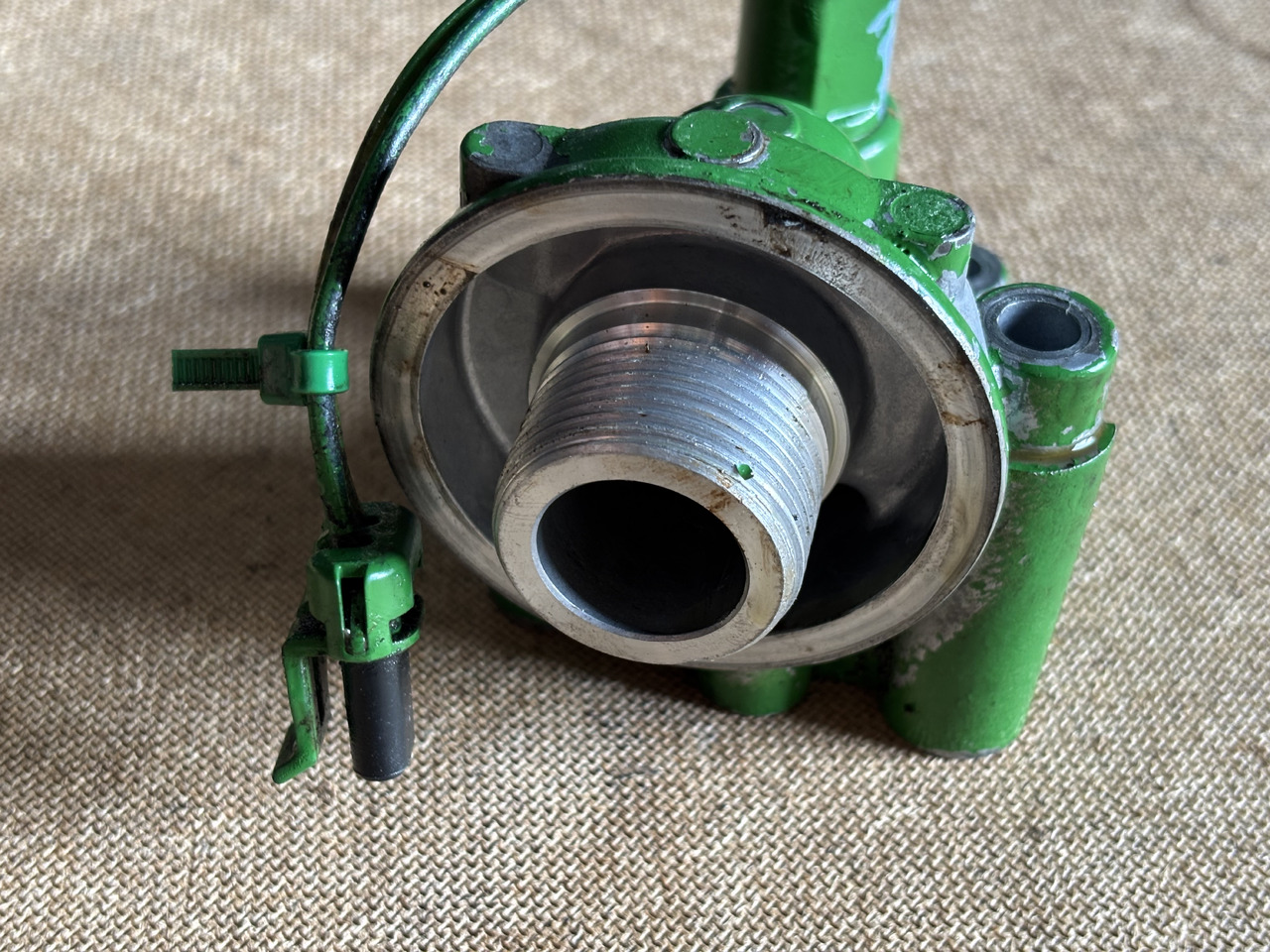 John Deere 6910 Korpus filtra oleju z Przełącznikiem ciśnienia R95850 RE212878 - Filtre à huile pour Tracteur agricole: photos 3 John Deere 6910 Korpus filtra oleju z Przełącznikiem ciśnienia R95850 RE212878 - Filtre à huile pour Tracteur agricole: photos 3