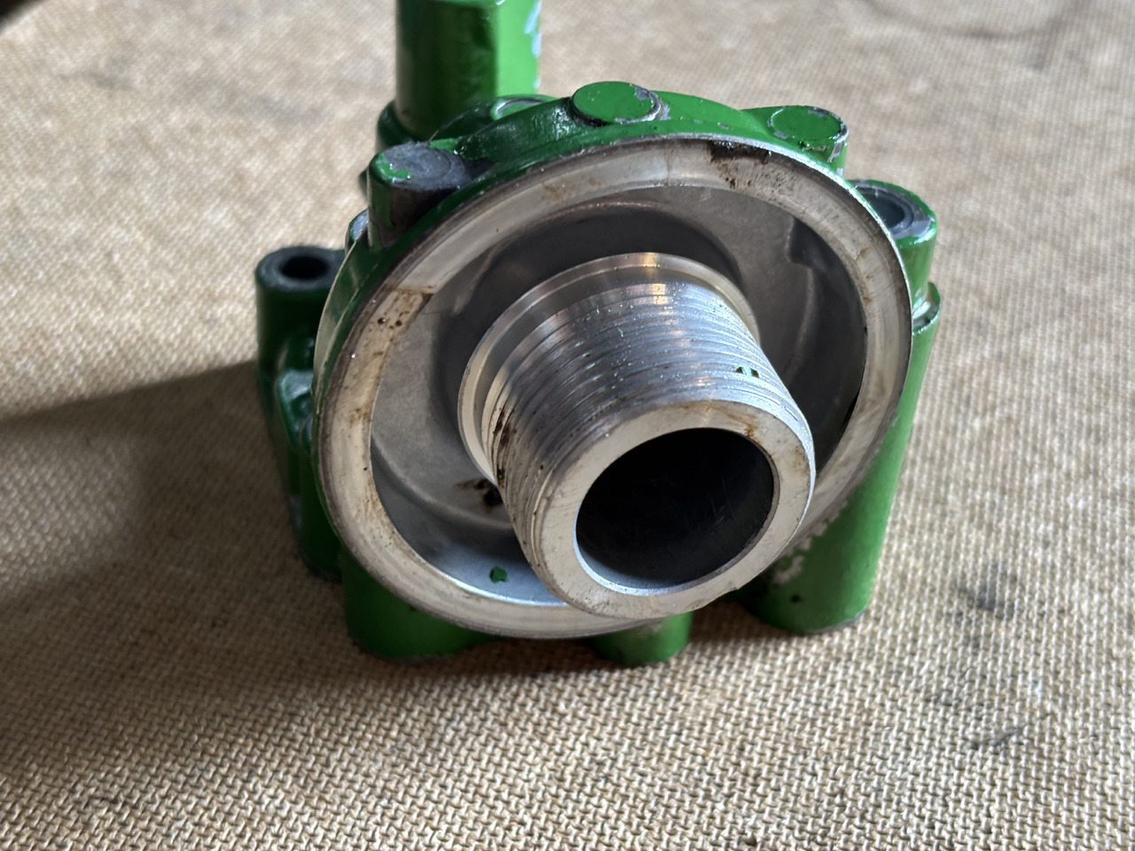 John Deere 6910 Korpus filtra oleju z Przełącznikiem ciśnienia R95850 RE212878 - Filtre à huile pour Tracteur agricole: photos 4 John Deere 6910 Korpus filtra oleju z Przełącznikiem ciśnienia R95850 RE212878 - Filtre à huile pour Tracteur agricole: photos 4