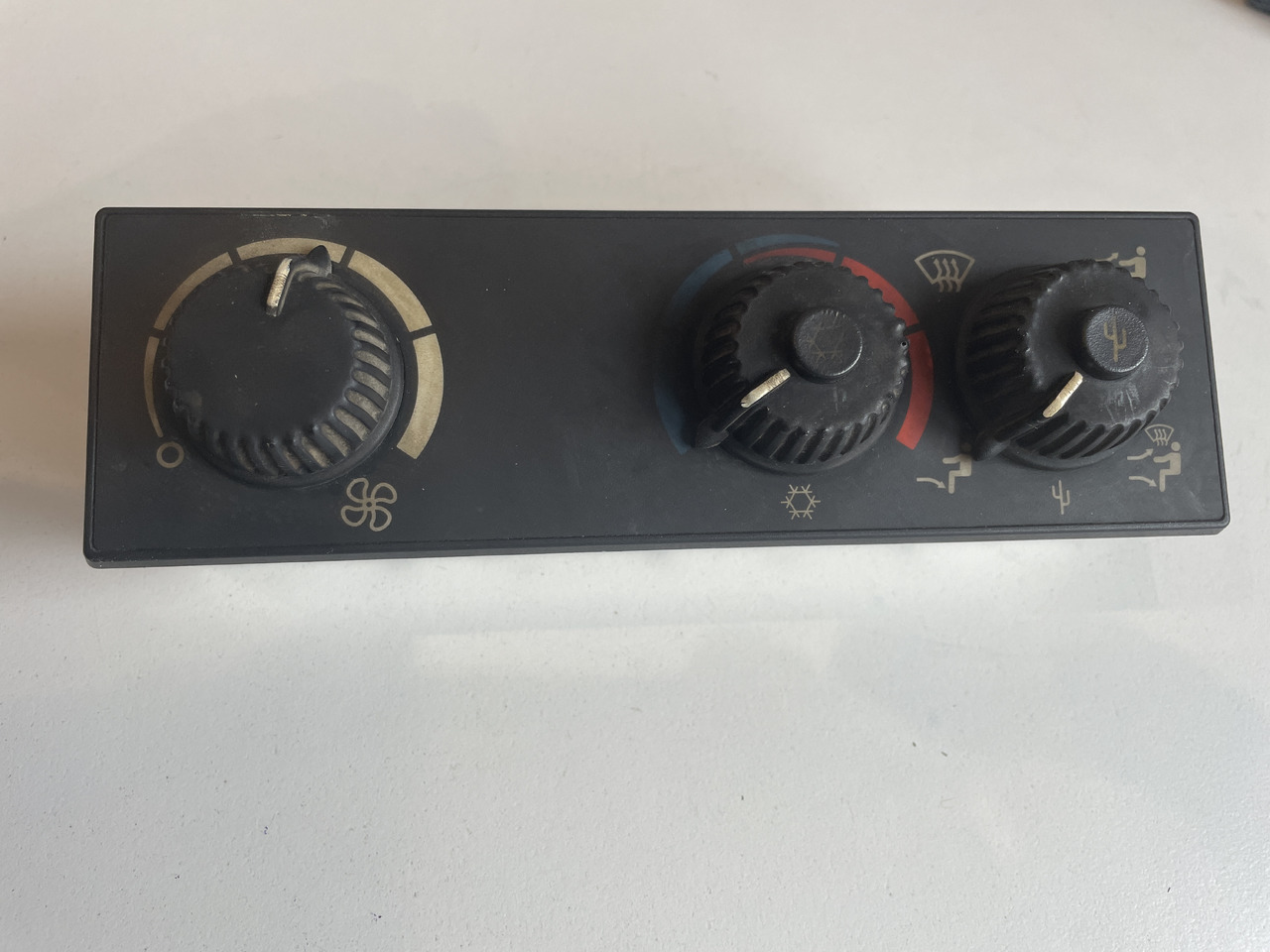 John Deere 6x30 7x30 - sterownik panel klimatyzacji AL177051 AL200050 - Cabine et intérieur pour Machine agricole: photos 1 John Deere 6x30 7x30 - sterownik panel klimatyzacji AL177051 AL200050 - Cabine et intérieur pour Machine agricole: photos 1