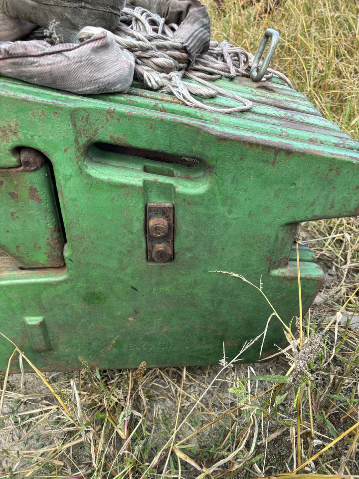 John Deere 6xxx - obciążnik walizkowy balast 50kg L38451 L225318 - Voiturette de golf: photos 1 John Deere 6xxx - obciążnik walizkowy balast 50kg L38451 L225318 - Voiturette de golf: photos 1