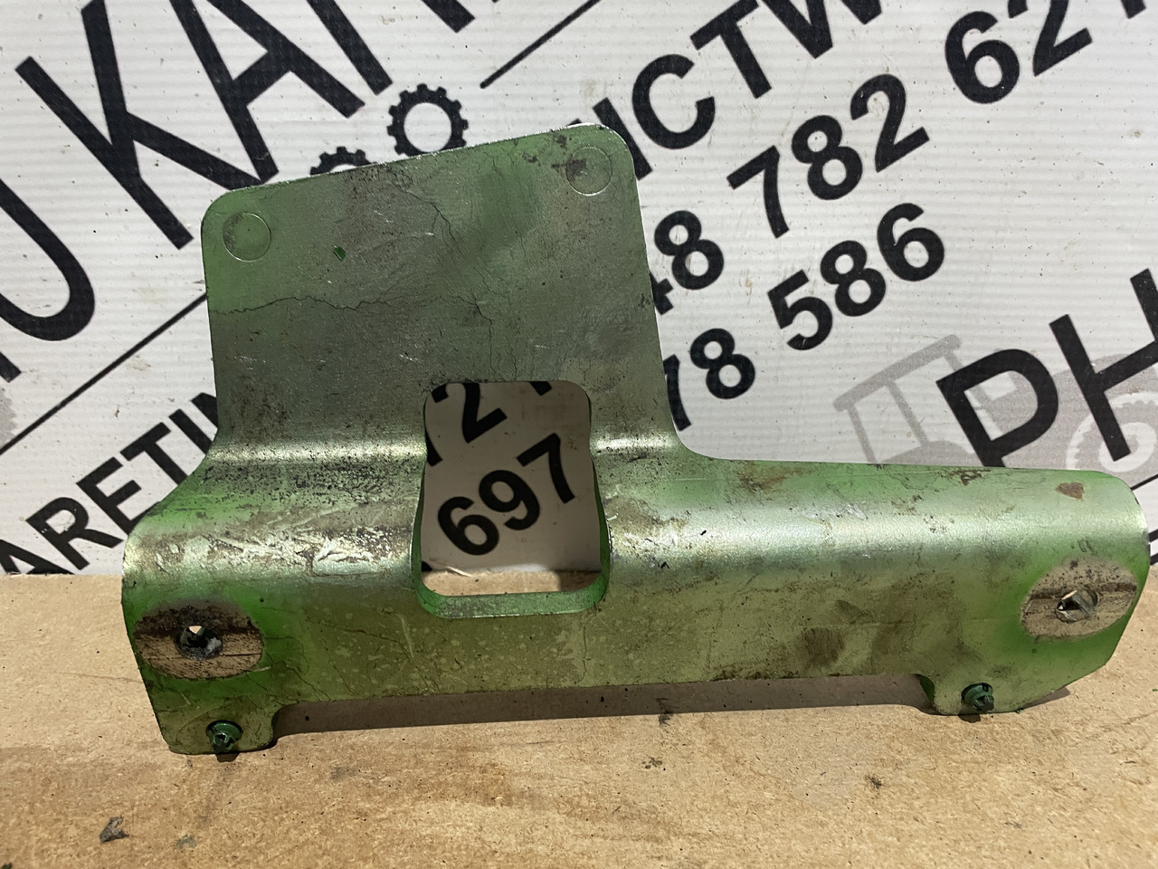 John Deere - uchwyt filtra paliwa RE567711 - Filtre à carburant pour Machine agricole: photos 2 John Deere - uchwyt filtra paliwa RE567711 - Filtre à carburant pour Machine agricole: photos 2