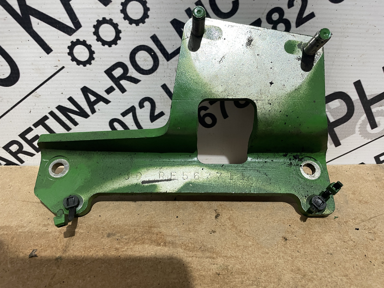 John Deere - uchwyt filtra paliwa RE567711 - Filtre à carburant pour Machine agricole: photos 1 John Deere - uchwyt filtra paliwa RE567711 - Filtre à carburant pour Machine agricole: photos 1