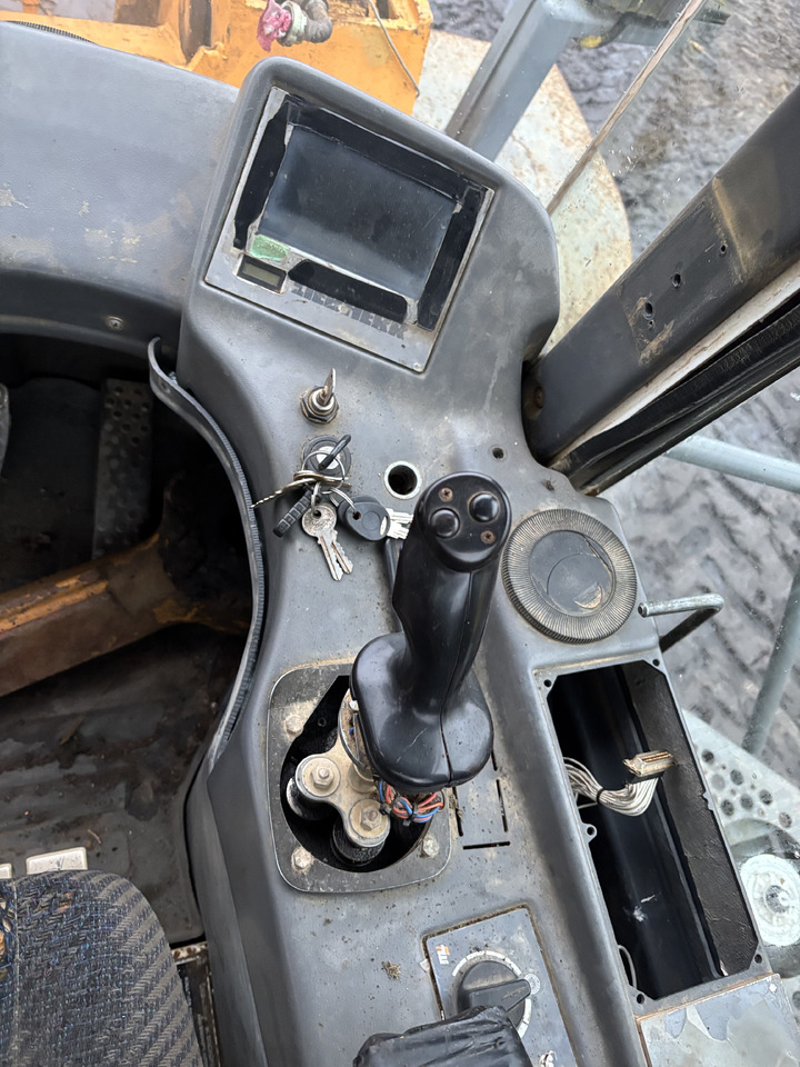 Liebherr 564 Ładowarka Kabina Fotel Kokpit Joystick CZĘŚCI - Siège pour Engins de chantier: photos 3 Liebherr 564 Ładowarka Kabina Fotel Kokpit Joystick CZĘŚCI - Siège pour Engins de chantier: photos 3