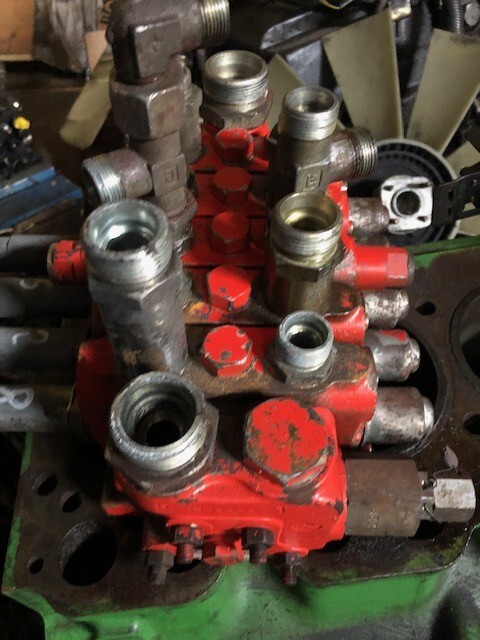 Manitou 626 | 628 - Rozdzielacz Hydrauliczny - Valve hydraulique pour Machine agricole: photos 1 Manitou 626 | 628 - Rozdzielacz Hydrauliczny - Valve hydraulique pour Machine agricole: photos 1