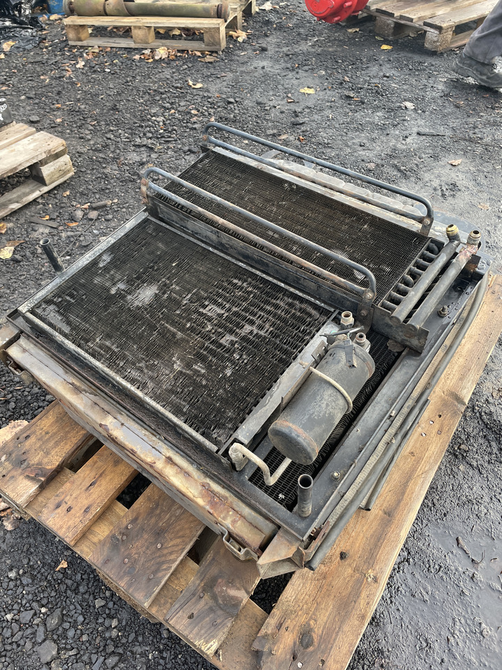 Massey Fergusson 8140 8159 8160 - chłodnica 3713181M03 - Radiateur pour Machine agricole: photos 1 Massey Fergusson 8140 8159 8160 - chłodnica 3713181M03 - Radiateur pour Machine agricole: photos 1