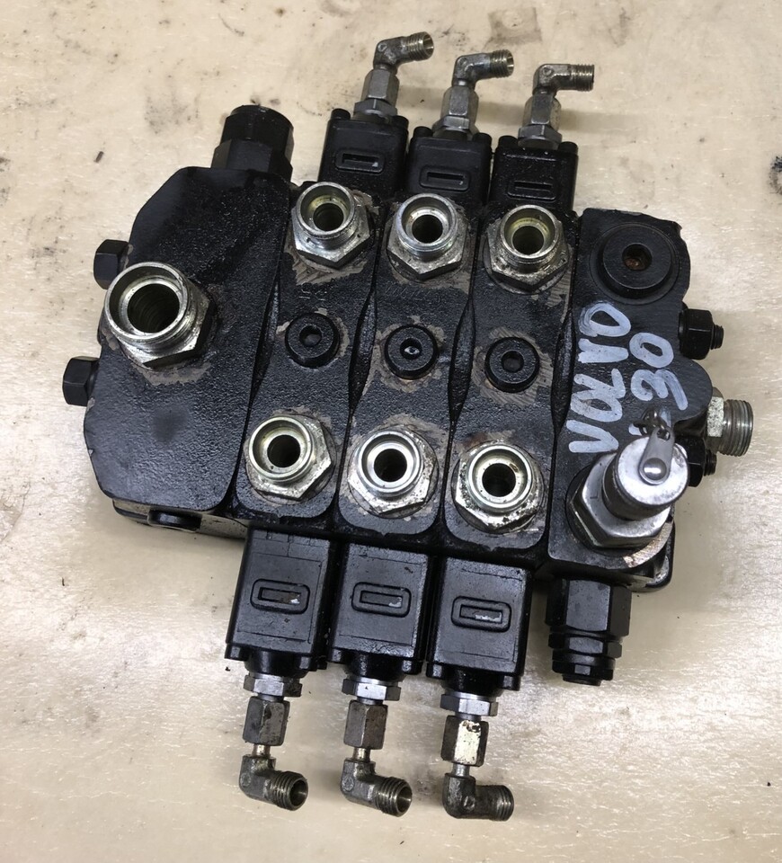 Rozdzielacz ładowarki Volvo L30 - Valve hydraulique pour Chargeuse sur pneus: photos 1 Rozdzielacz ładowarki Volvo L30 - Valve hydraulique pour Chargeuse sur pneus: photos 1