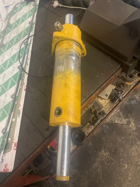 Siłownik skrętu Cat th360 , th330 , th220 - Vérin hydraulique pour Chariot télescopique: photos 1 Siłownik skrętu Cat th360 , th330 , th220 - Vérin hydraulique pour Chariot télescopique: photos 1