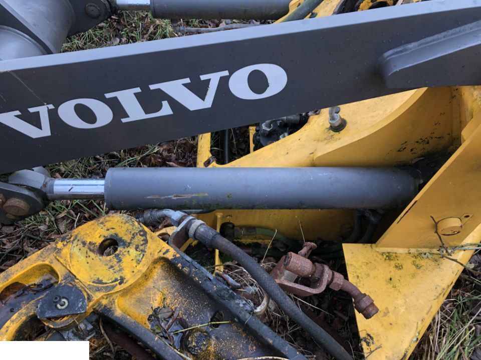 VOLVO L35 Siłownik Do Podnoszenia Ramienia Ładowarki - Vérin hydraulique pour Chargeuse sur pneus: photos 1 VOLVO L35 Siłownik Do Podnoszenia Ramienia Ładowarki - Vérin hydraulique pour Chargeuse sur pneus: photos 1