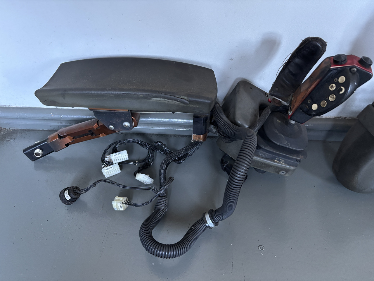 Valmet Harvester - joystick z podłokietnikiem - sterowanie - Levier de vitesse pour Machine agricole: photos 3 Valmet Harvester - joystick z podłokietnikiem - sterowanie - Levier de vitesse pour Machine agricole: photos 3