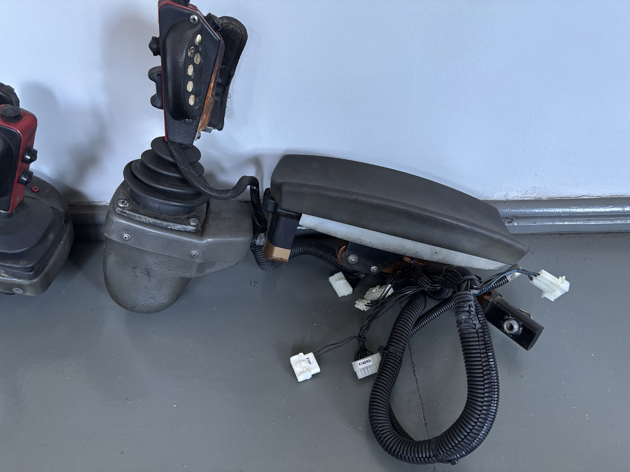 Valmet Harvester - joystick z podłokietnikiem - sterowanie - Levier de vitesse pour Machine agricole: photos 1 Valmet Harvester - joystick z podłokietnikiem - sterowanie - Levier de vitesse pour Machine agricole: photos 1