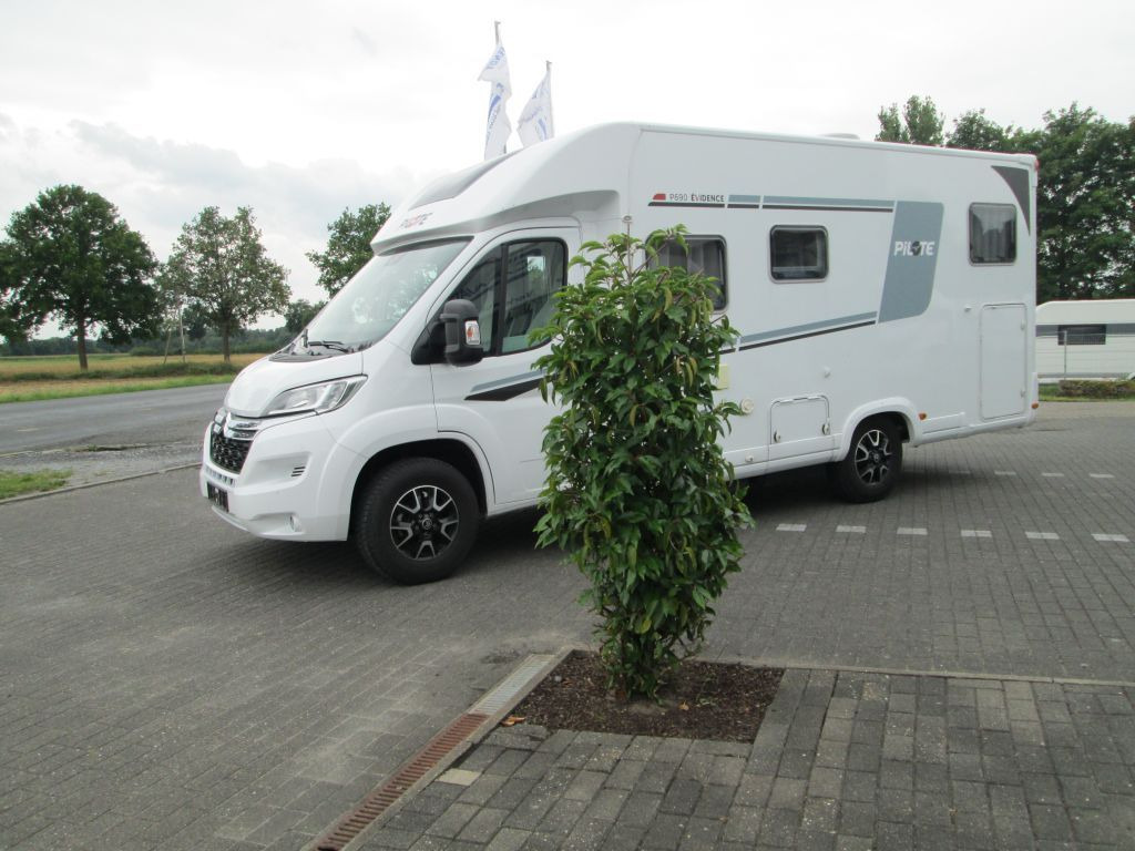 Pilote Pacific P690GJ Evidence Markise SAT Fahrradträge - Camping-car profilé: photos 3 Pilote Pacific P690GJ Evidence Markise SAT Fahrradträge - Camping-car profilé: photos 3