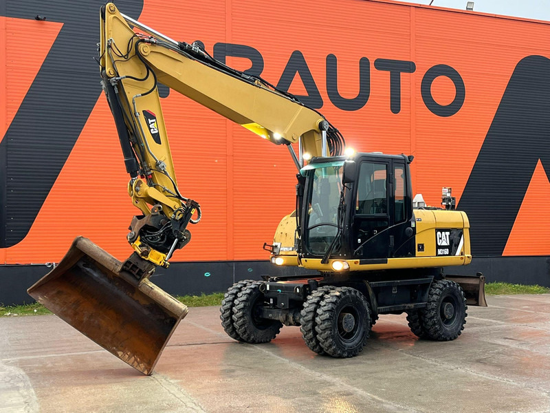 Caterpillar M316D / ROTOTILT/ AC / CENTRAL LUBRICATION / + EXTRA BUCKET - Pelle sur pneus: photos 1 Caterpillar M316D / ROTOTILT/ AC / CENTRAL LUBRICATION / + EXTRA BUCKET - Pelle sur pneus: photos 1