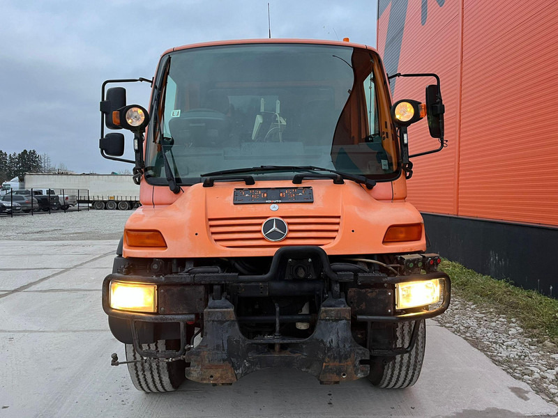 Mercedes-Benz UNIMOG U 300 4x4 TRILETY SK / 6918 hours - Balayeuse de voirie: photos 3 Mercedes-Benz UNIMOG U 300 4x4 TRILETY SK / 6918 hours - Balayeuse de voirie: photos 3