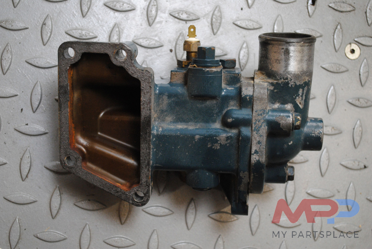 Kubota Thermostaatbehuizing Kubota V3600 - Thermostat pour Engins de chantier: photos 2 Kubota Thermostaatbehuizing Kubota V3600 - Thermostat pour Engins de chantier: photos 2