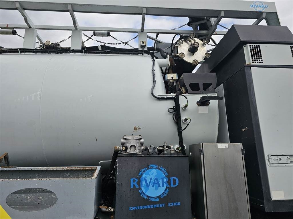 Renault 6x4 WUKO RIVARD RECYTLING for collecting liquid wa - Camion hydrocureur: photos 2 Renault 6x4 WUKO RIVARD RECYTLING for collecting liquid wa - Camion hydrocureur: photos 2