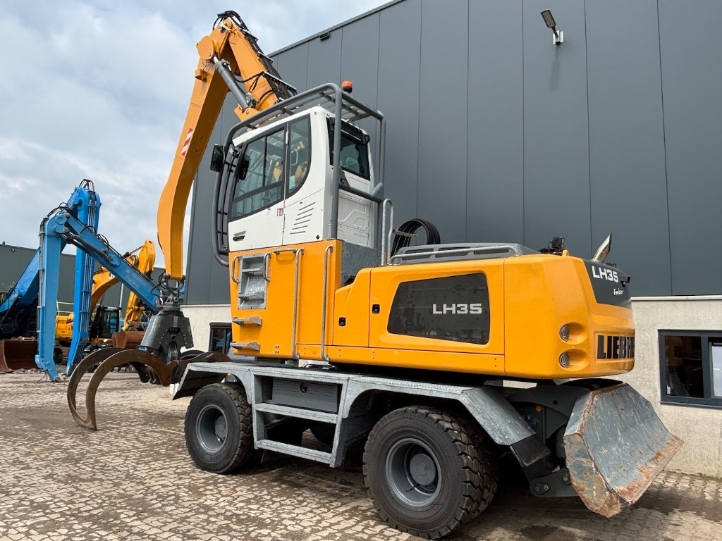 Liebherr LH 35 Timber Litronic - LH 30 - LH 40 - Pelle de manutention: photos 2 Liebherr LH 35 Timber Litronic - LH 30 - LH 40 - Pelle de manutention: photos 2