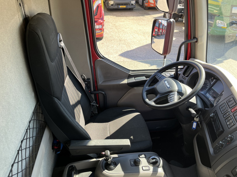 DAF LF 210 FA / 12 Ton / 339 dkm / Box / Loadlift / NL Truck - Camion fourgon: photos 3 DAF LF 210 FA / 12 Ton / 339 dkm / Box / Loadlift / NL Truck - Camion fourgon: photos 3