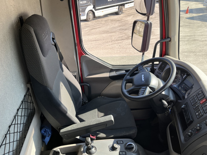DAF LF 210 FA / 12 Ton / 354 dkm / Box / Laadklep / NL Truck - Camion fourgon: photos 3 DAF LF 210 FA / 12 Ton / 354 dkm / Box / Laadklep / NL Truck - Camion fourgon: photos 3