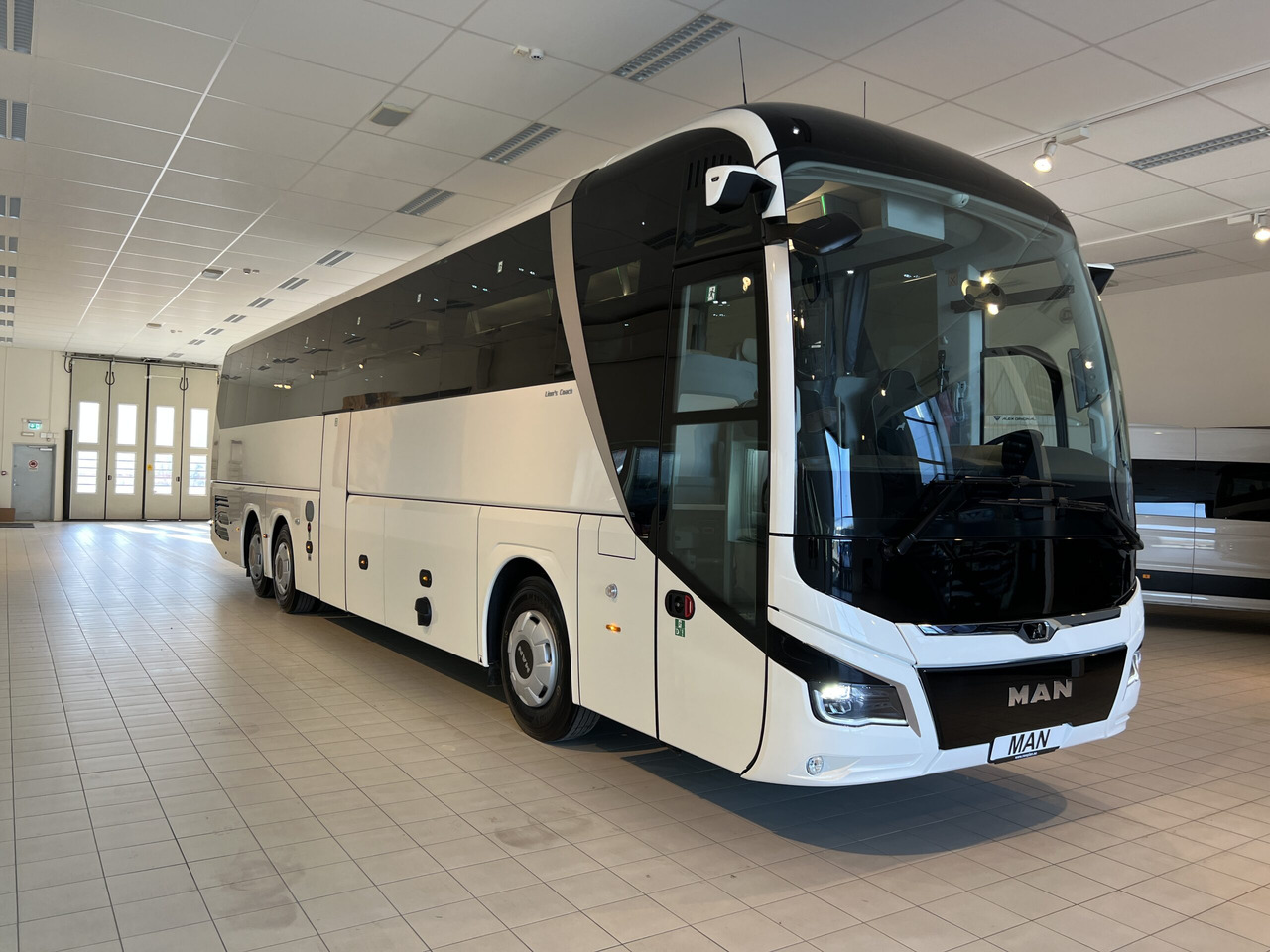 MAN Lions Coach R09 Euro 6E (Dark Edition) - Autocar: photos 1 MAN Lions Coach R09 Euro 6E (Dark Edition) - Autocar: photos 1