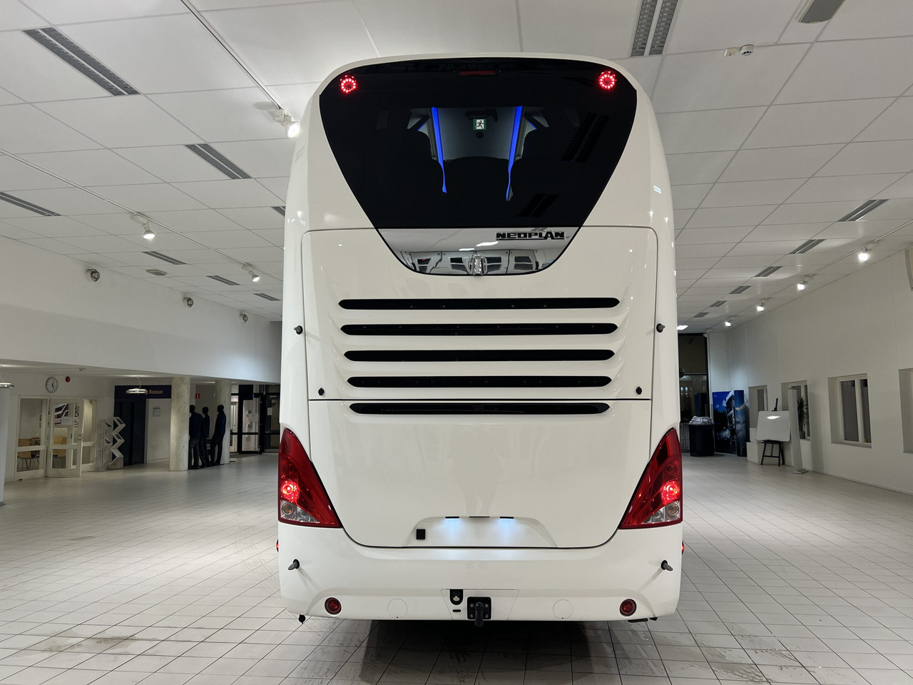 NEOPLAN SKYLINER P06 Euro 6E V.I.P / Exclusive Class (Dark Edition) - Autocar: photos 5 NEOPLAN SKYLINER P06 Euro 6E V.I.P / Exclusive Class (Dark Edition) - Autocar: photos 5