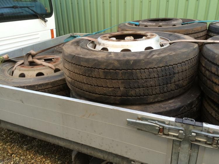 Banden met velg 275/70/22,5 profiel 90% - Roue complète pour Bus: photos 2 Banden met velg 275/70/22,5 profiel 90% - Roue complète pour Bus: photos 2