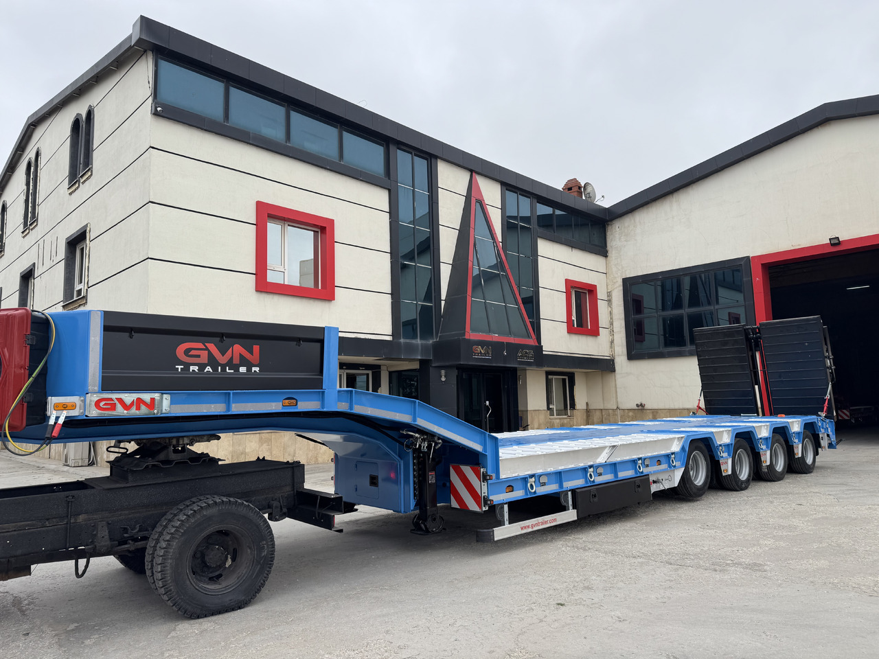 GVN Trailer 4 AXLE LOWBED WITH WHEEL RECESSES - Semi-remorque surbaissé: photos 2 GVN Trailer 4 AXLE LOWBED WITH WHEEL RECESSES - Semi-remorque surbaissé: photos 2
