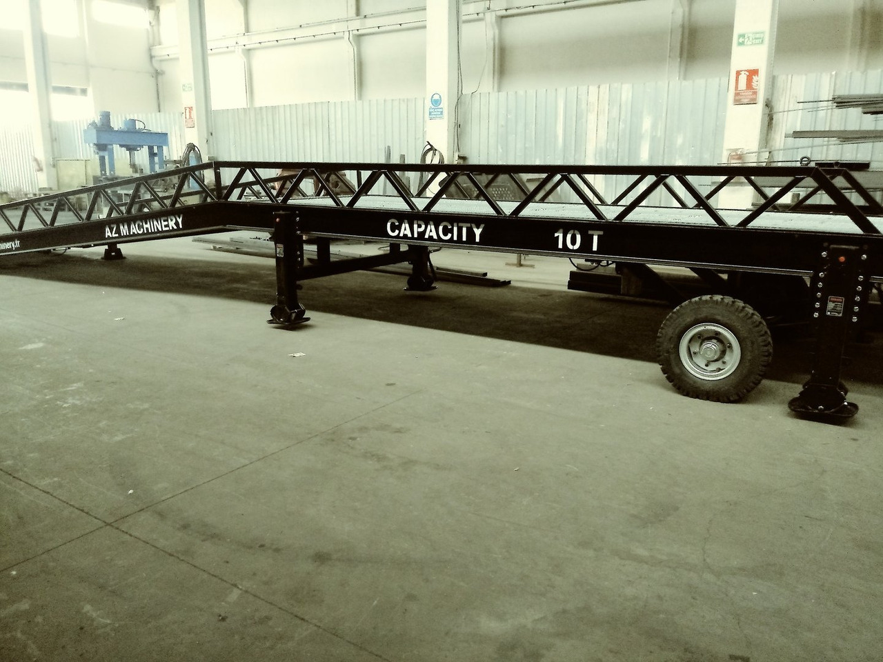 Loading Ramp with with hydraulic tilting bridge - AZ RAMP - STAR LLO- 20 T. - Rampe de chargement: photos 3 Loading Ramp with with hydraulic tilting bridge - AZ RAMP - STAR LLO- 20 T. - Rampe de chargement: photos 3