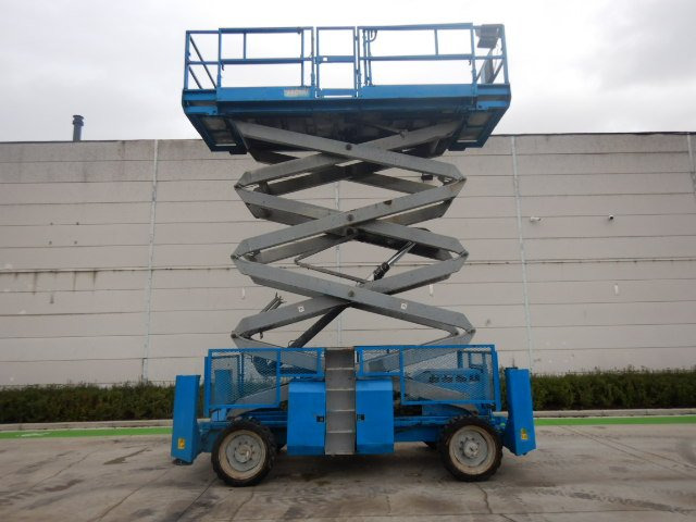 Used scissor Lift Diesel 4x4 GENIE GS-4390-RT - Nacelle ciseaux: photos 4 Used scissor Lift Diesel 4x4 GENIE GS-4390-RT - Nacelle ciseaux: photos 4