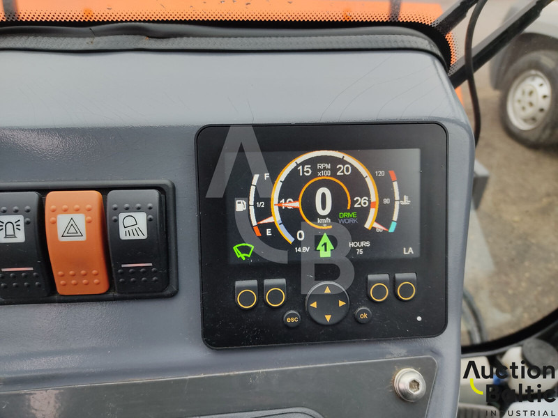 Balayeuse de voirie Multihog CX75: photos 7