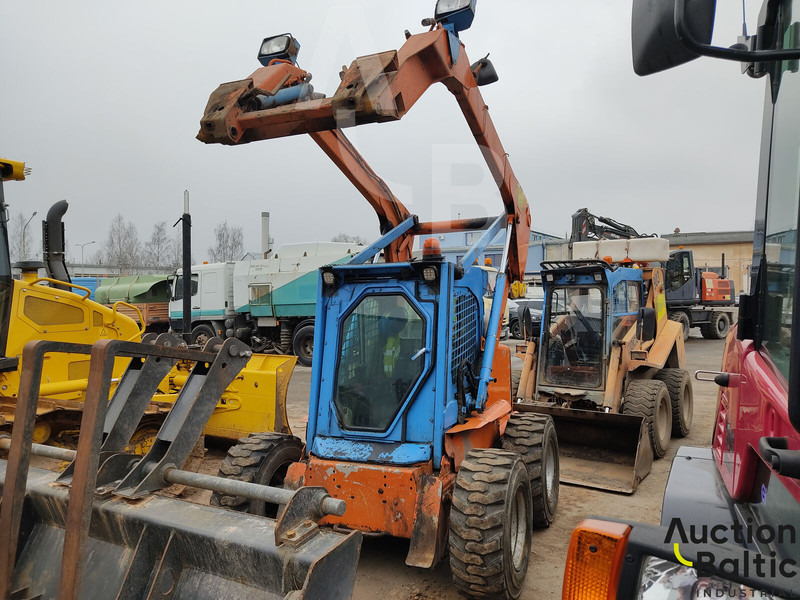 New Holland LS 185 B - Mini chargeuse: photos 2 New Holland LS 185 B - Mini chargeuse: photos 2