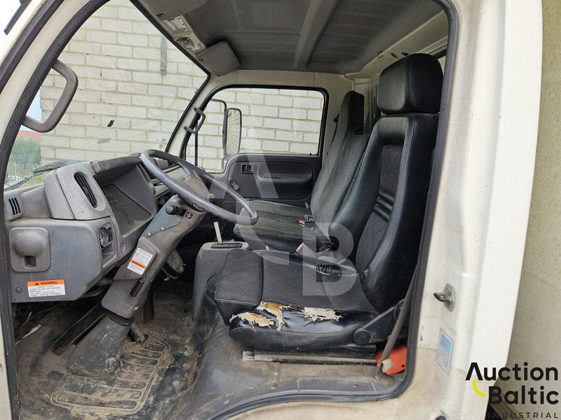 Nissan U714 - Camion fourgon: photos 5 Nissan U714 - Camion fourgon: photos 5