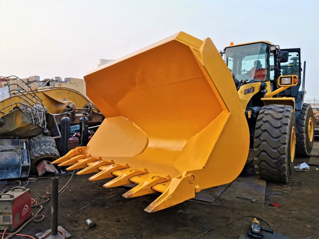 AME Side Dump Bucket - Godet pour chargeur pour Chargeuse: photos 2 AME Side Dump Bucket - Godet pour chargeur pour Chargeuse: photos 2