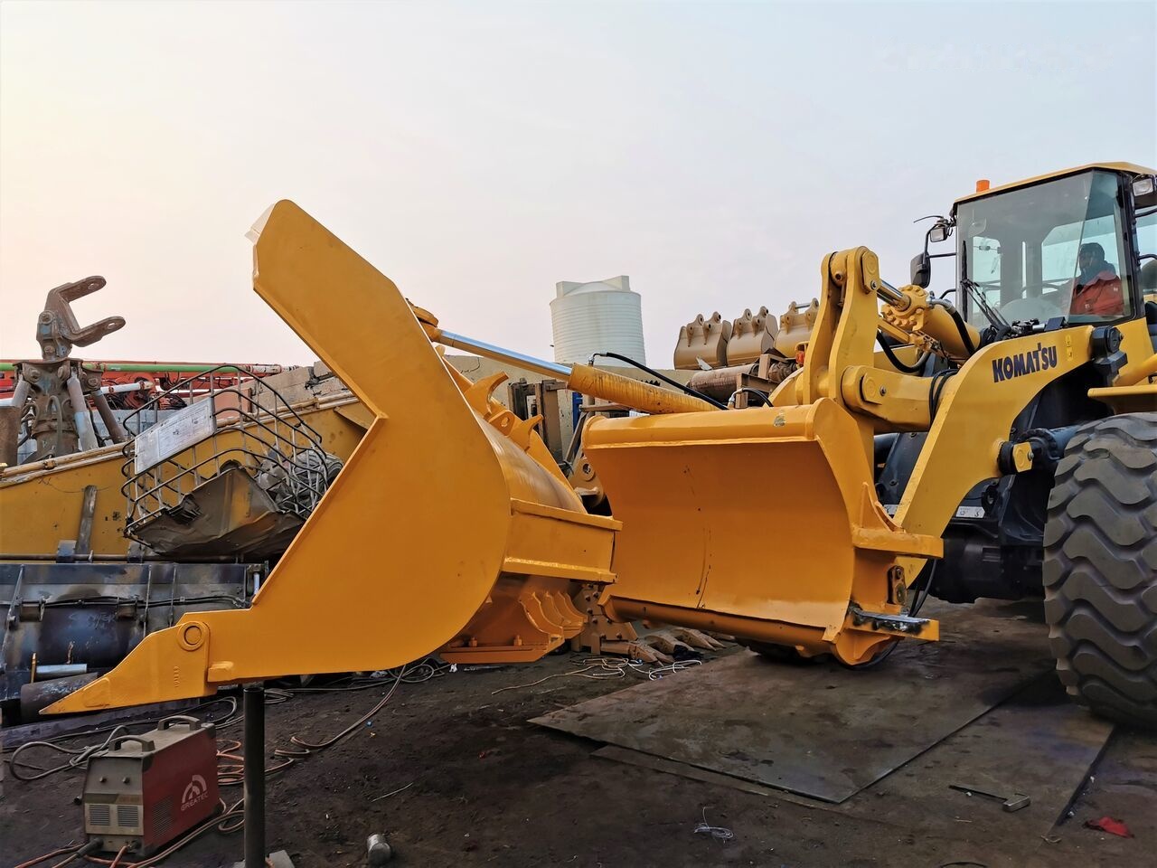 AME Side Dump Bucket - Godet pour chargeur pour Chargeuse: photos 4 AME Side Dump Bucket - Godet pour chargeur pour Chargeuse: photos 4