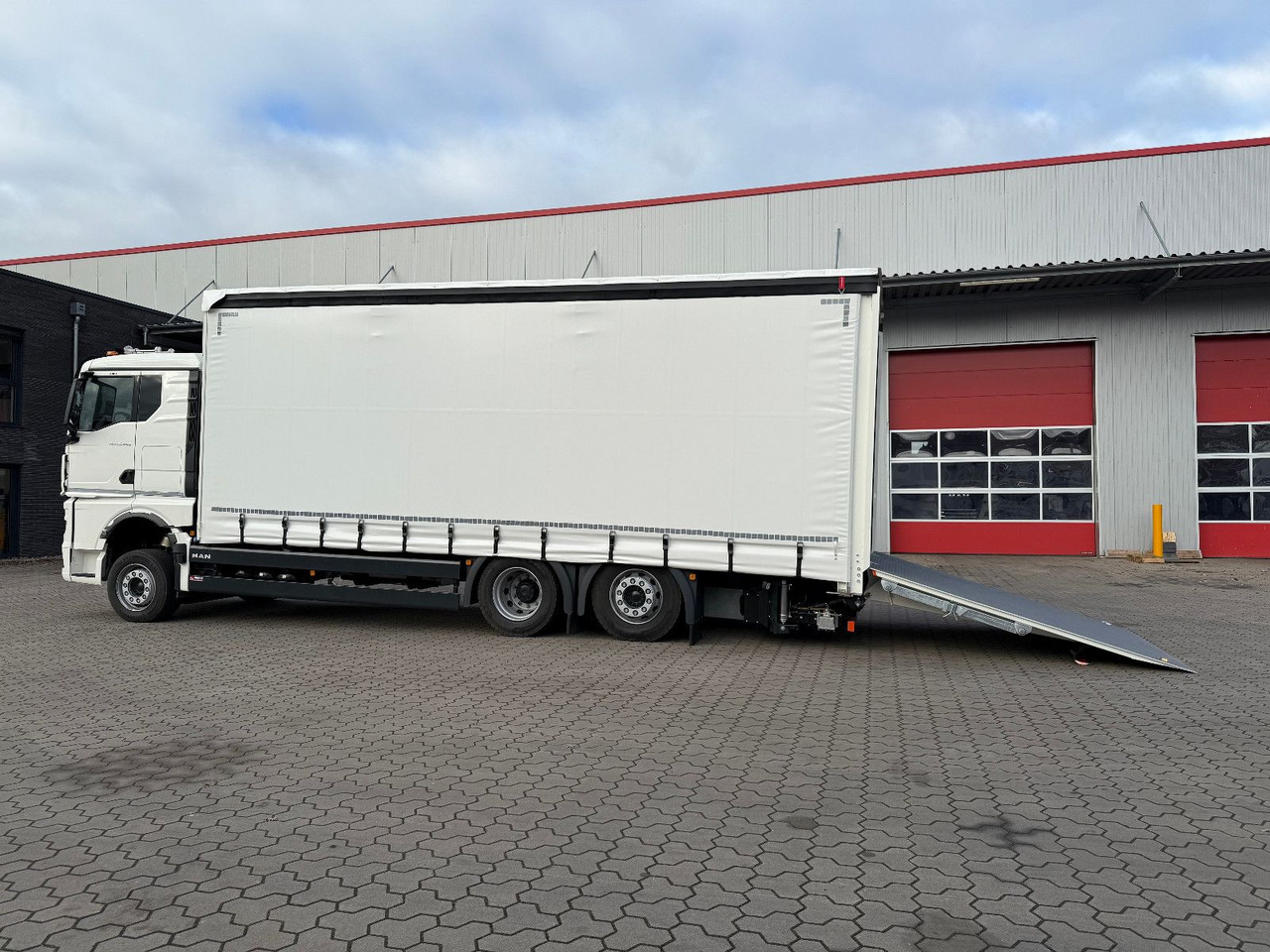 MAN TGX 26.440 6x2 LL Schwerlast Ladebordwand/Rampe - Remorqueuse: photos 2 MAN TGX 26.440 6x2 LL Schwerlast Ladebordwand/Rampe - Remorqueuse: photos 2