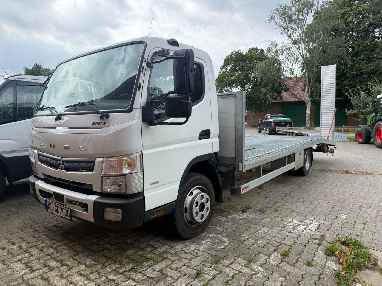 Mitsubishi Fuso Canter 7C18 Arbeitsbühnentransporter - Remorqueuse: photos 1 Mitsubishi Fuso Canter 7C18 Arbeitsbühnentransporter - Remorqueuse: photos 1
