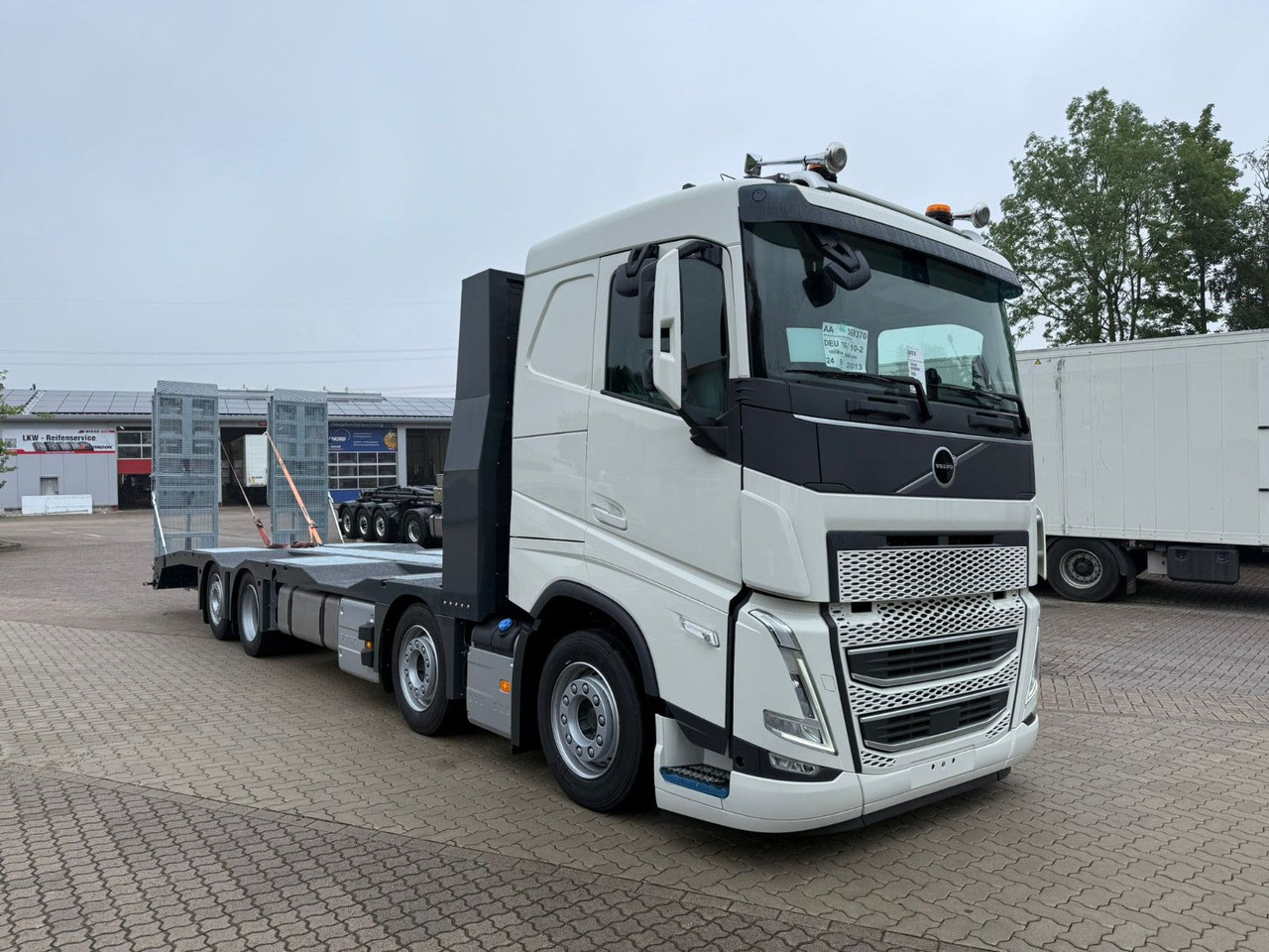Volvo Arbeitsbühnen Baumaschinentransporter mit Rampen - Camion plateau: photos 3 Volvo Arbeitsbühnen Baumaschinentransporter mit Rampen - Camion plateau: photos 3