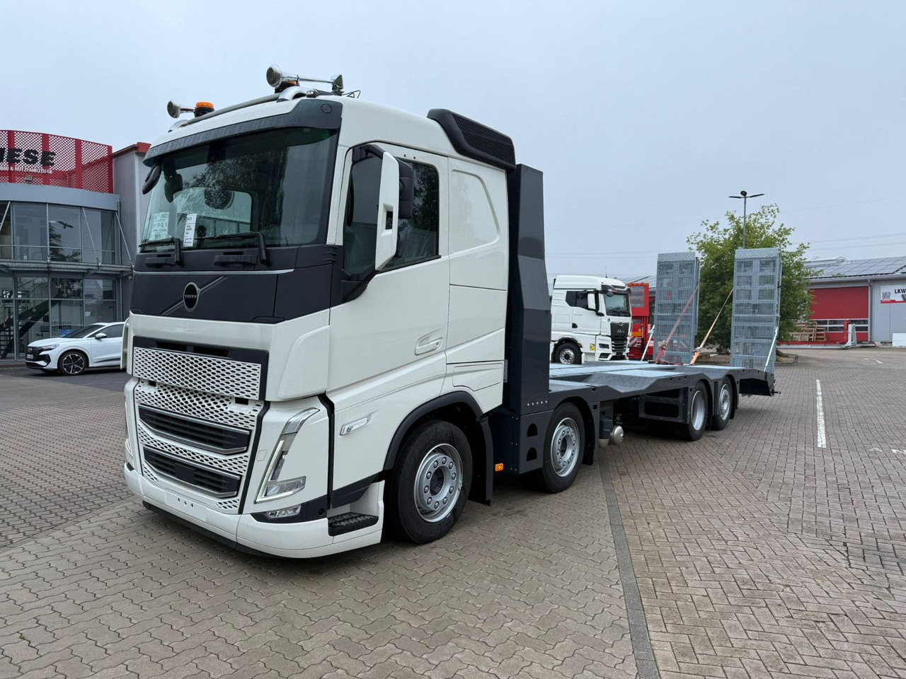 Volvo Arbeitsbühnen Baumaschinentransporter mit Rampen - Camion plateau: photos 4 Volvo Arbeitsbühnen Baumaschinentransporter mit Rampen - Camion plateau: photos 4