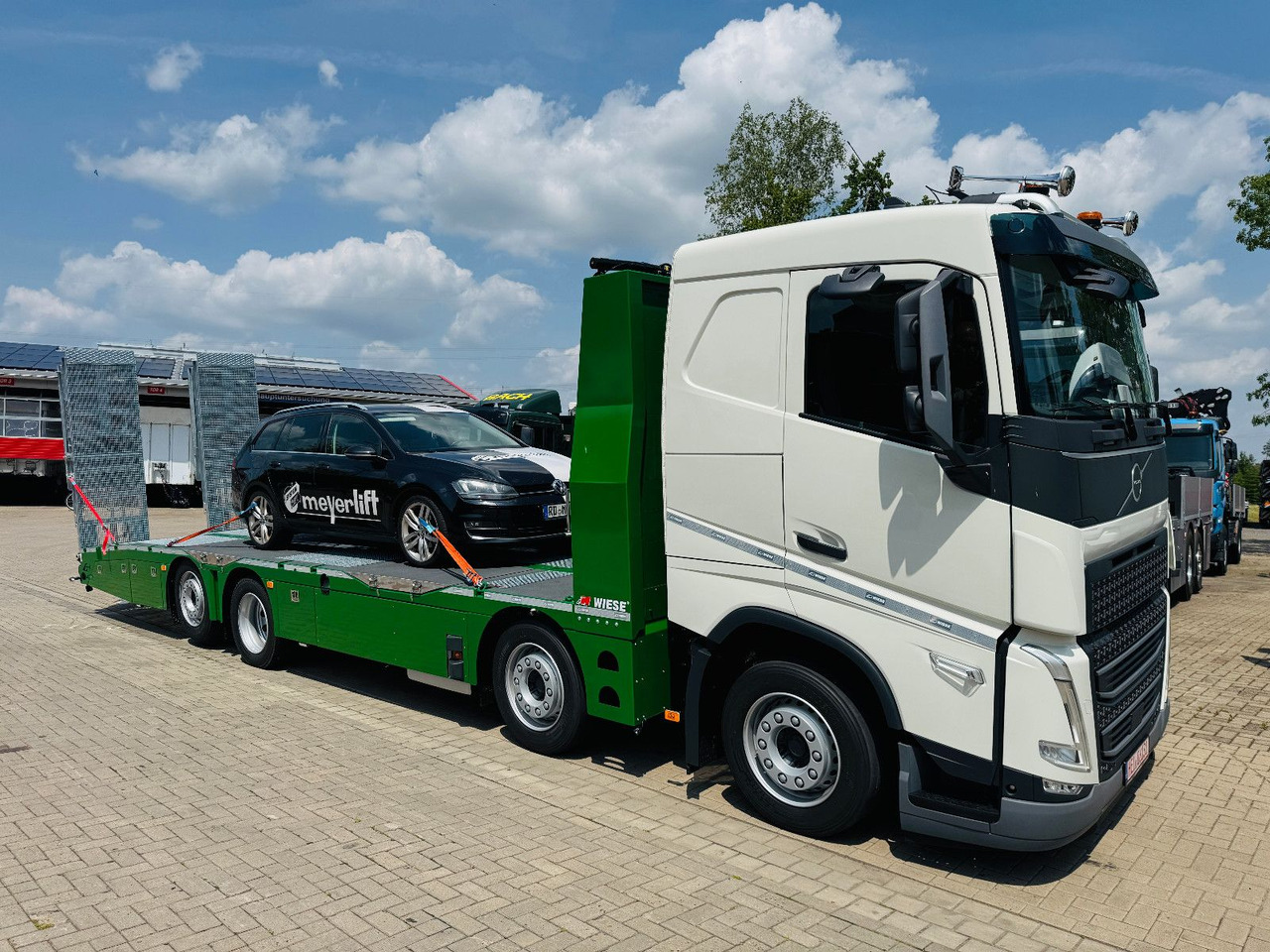 Volvo Arbeitsbühnen Baumaschinentransporter mit Rampen - Camion plateau: photos 2 Volvo Arbeitsbühnen Baumaschinentransporter mit Rampen - Camion plateau: photos 2