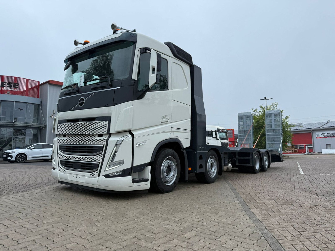 Volvo Arbeitsbühnen Baumaschinentransporter mit Rampen - Camion plateau: photos 1 Volvo Arbeitsbühnen Baumaschinentransporter mit Rampen - Camion plateau: photos 1