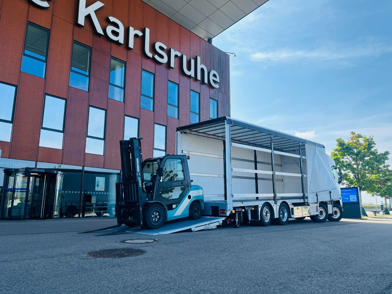 Volvo FH 500 Gabelstaplertransporter LBW 9t Dhollandia - Remorqueuse: photos 1 Volvo FH 500 Gabelstaplertransporter LBW 9t Dhollandia - Remorqueuse: photos 1